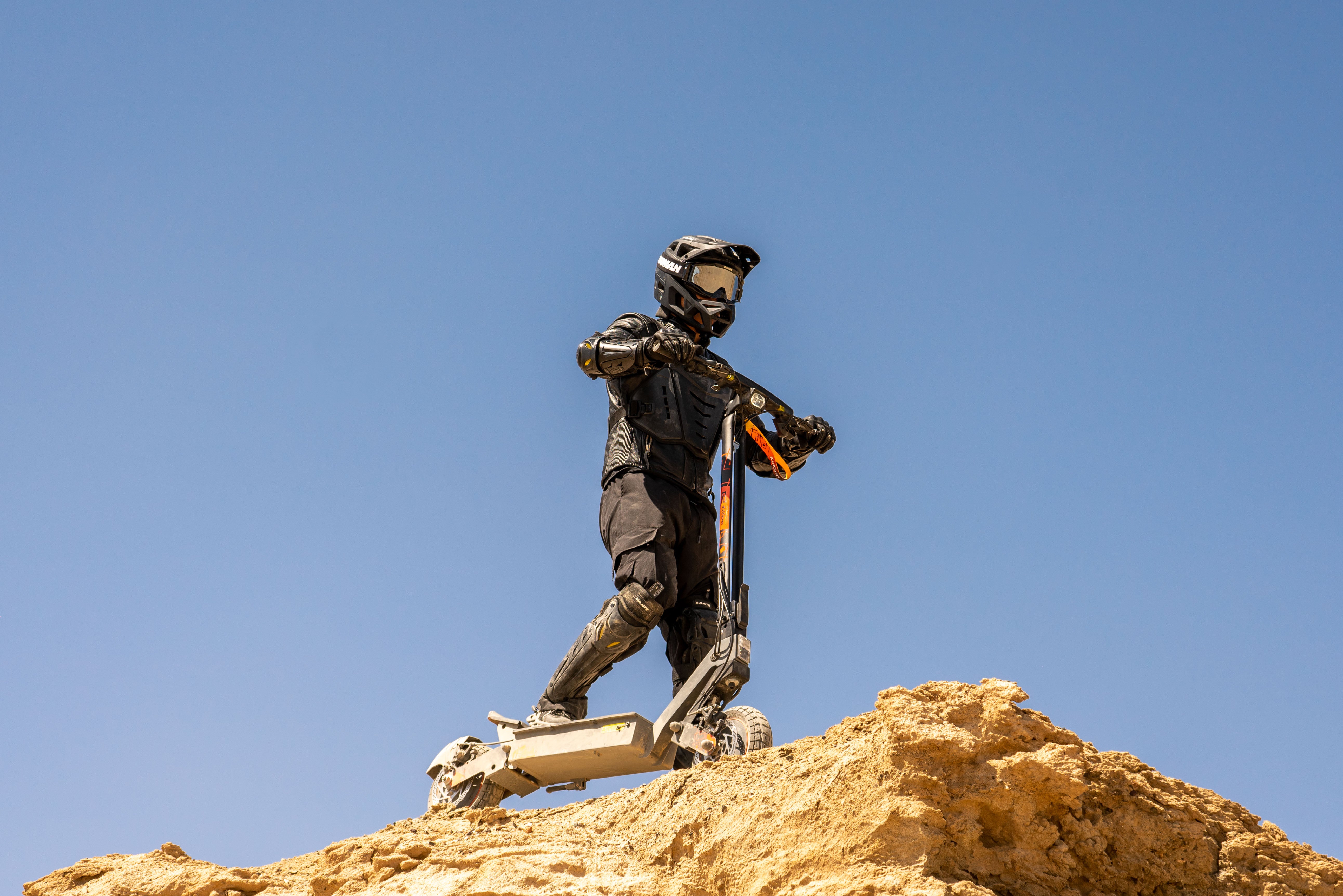 A man Stand with KuKirin G2 Ultra